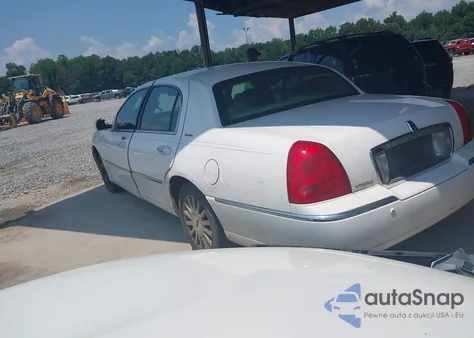 2004 Lincoln Town Car Signature z USA, uszkodzony, nr VIN 1LNHM81W24Y607979